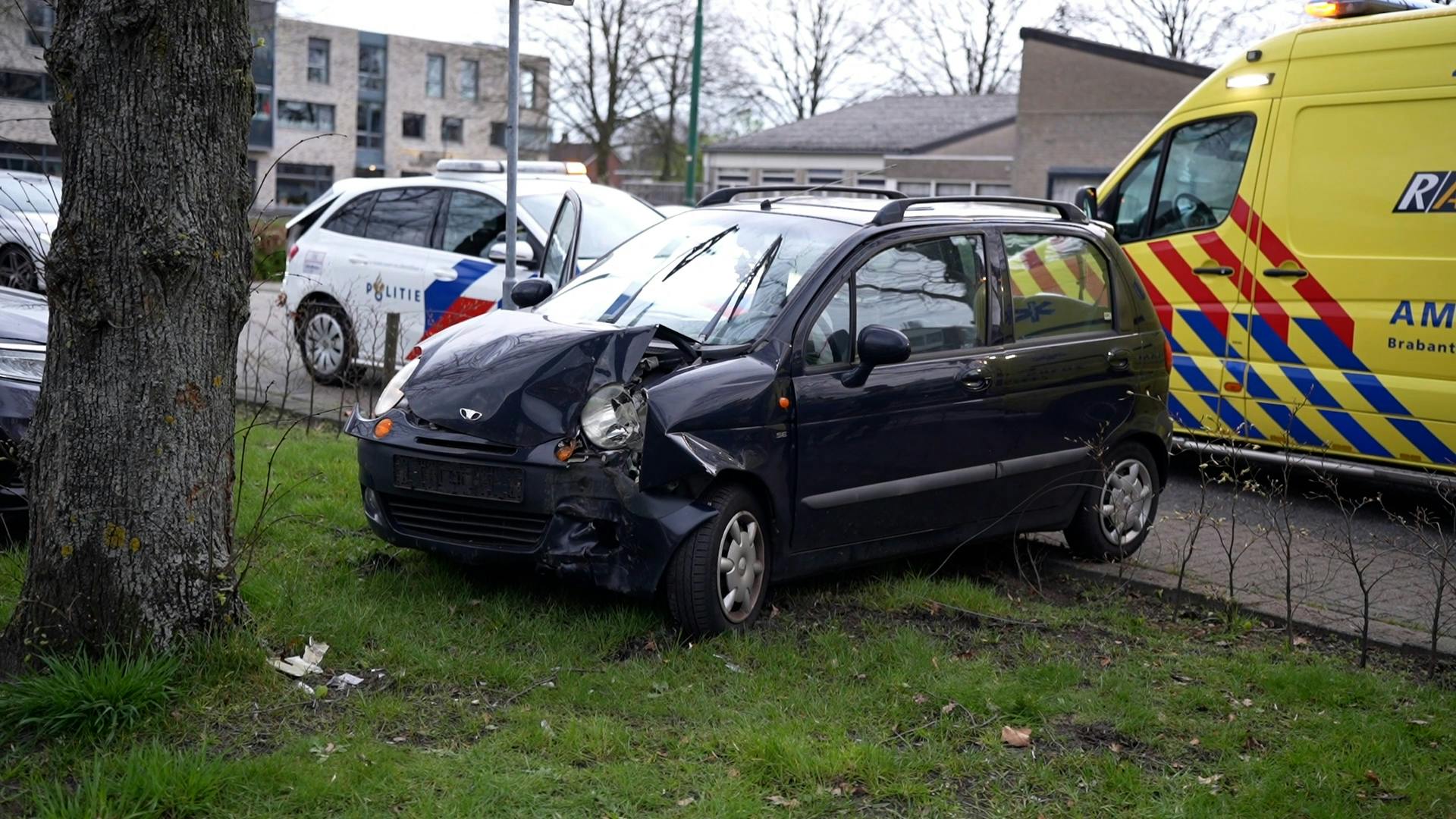 Automobilist In Kaatsheuvel Botst Tegen Boom